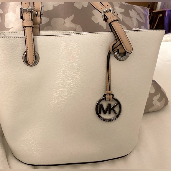 SOLD..SOLD……Micheal Kors Jet Setter Tote - Picture 1 of 9